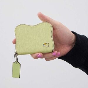 NWT Coachtopia Zip Around Wallet
In Coachtopia Leather Pale Lime/Silver CQ864